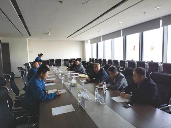 会议室里的人们AI 生成的内容可能不正确。