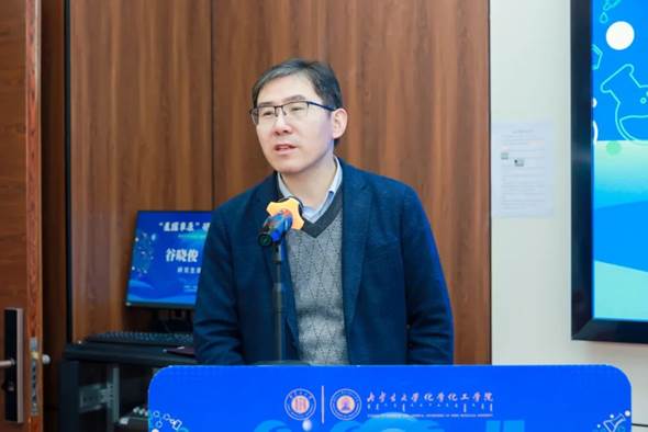 穿着蓝色衣服的人在电视前