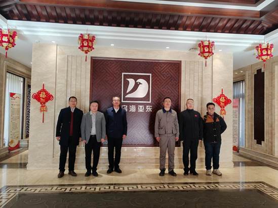 一群人站在门前AI 生成的内容可能不正确。