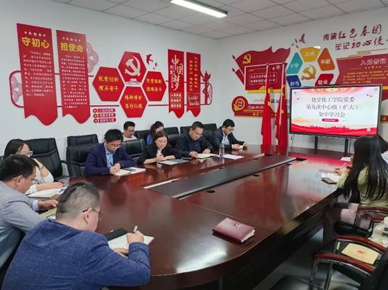 餐厅里的人们描述已自动生成